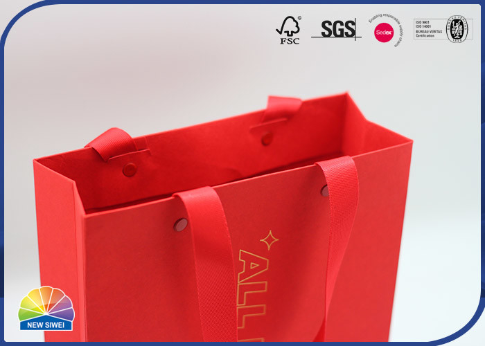 Colore rosso di timbratura di oro Logo Paper Gift Bag Bright per l'imballaggio dei regali di festa